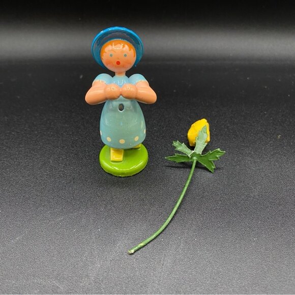 Very Old ERZGEBIRGE German Hand Carved Wooden Girl Holding Yellow Daffodil - Picture 2 of 15